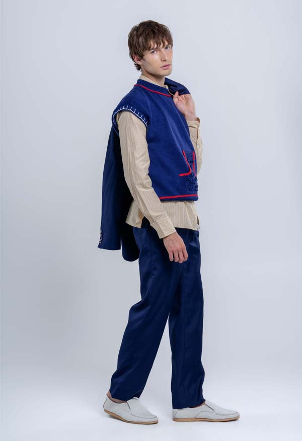 Sleeveless sweater with kangaroo pockets