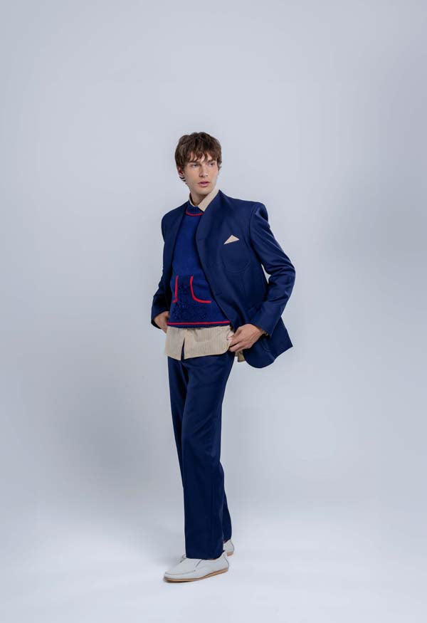 Sleeveless sweater with kangaroo pockets