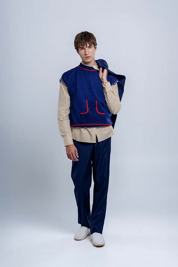 Sleeveless sweater with kangaroo pockets